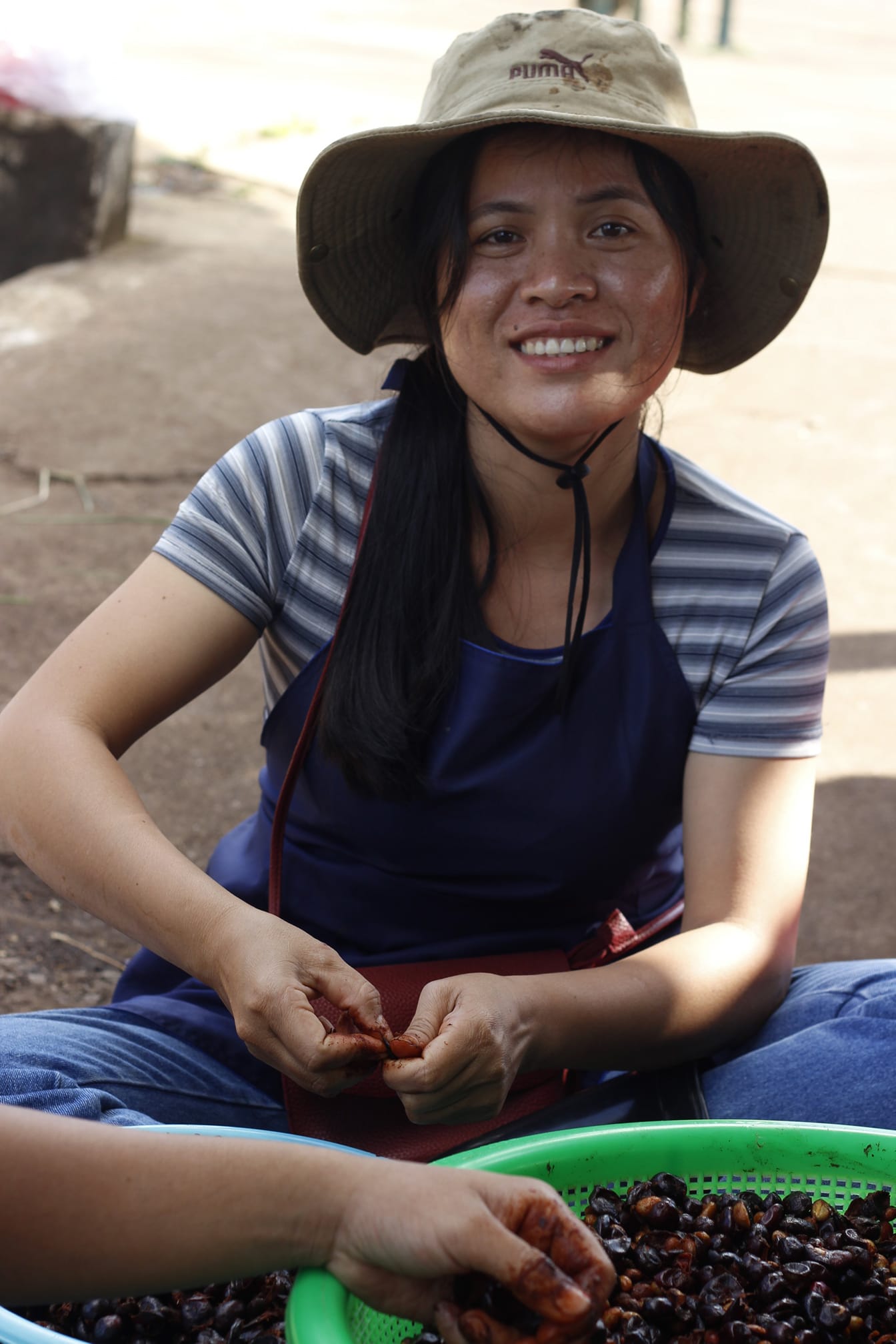 Nguyễn Thị Thuỳ Anh tại xưởng sơ chế Bana'A Coffee